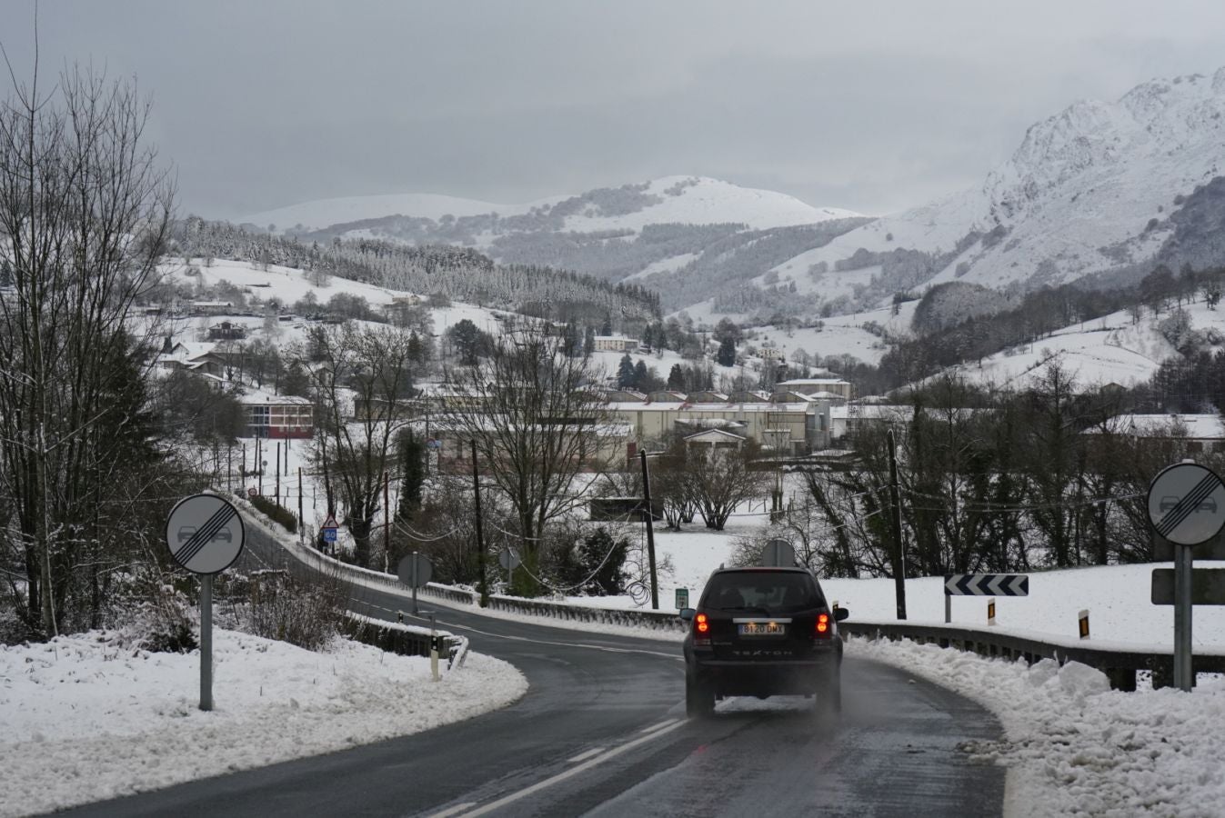 Fotos: Bidania se tiñe de blanco