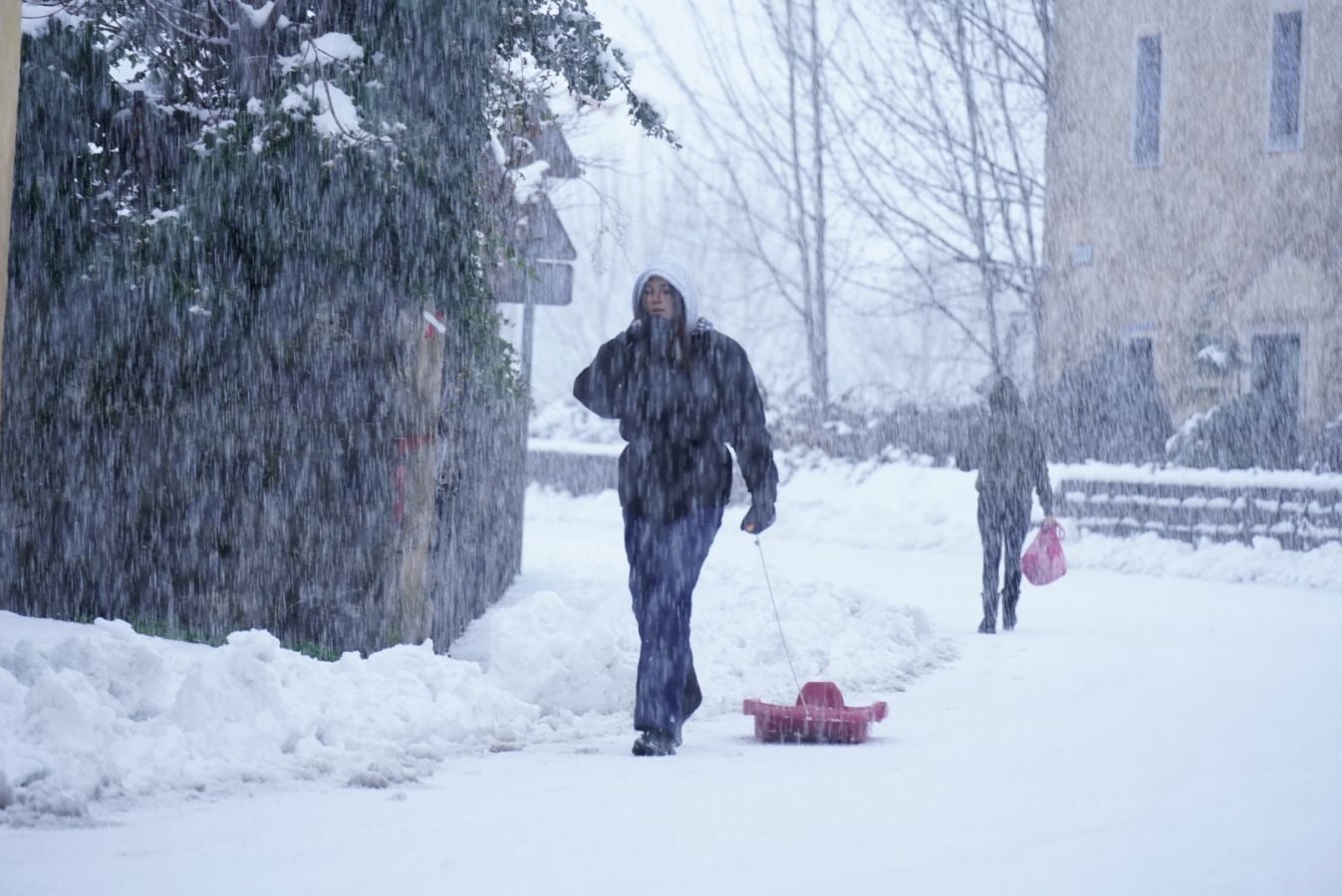 Fotos: Bidania se tiñe de blanco