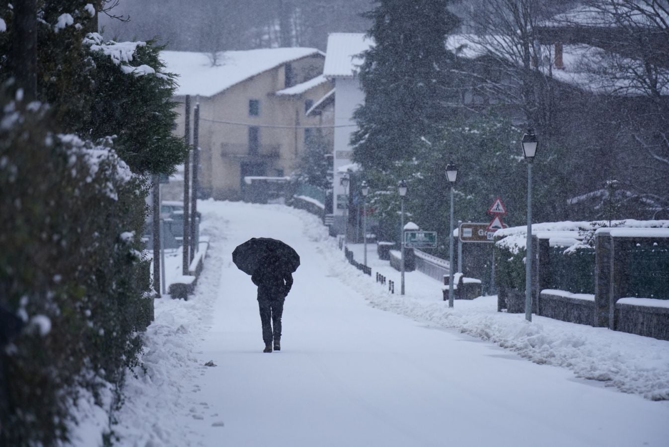 Fotos: Bidania se tiñe de blanco