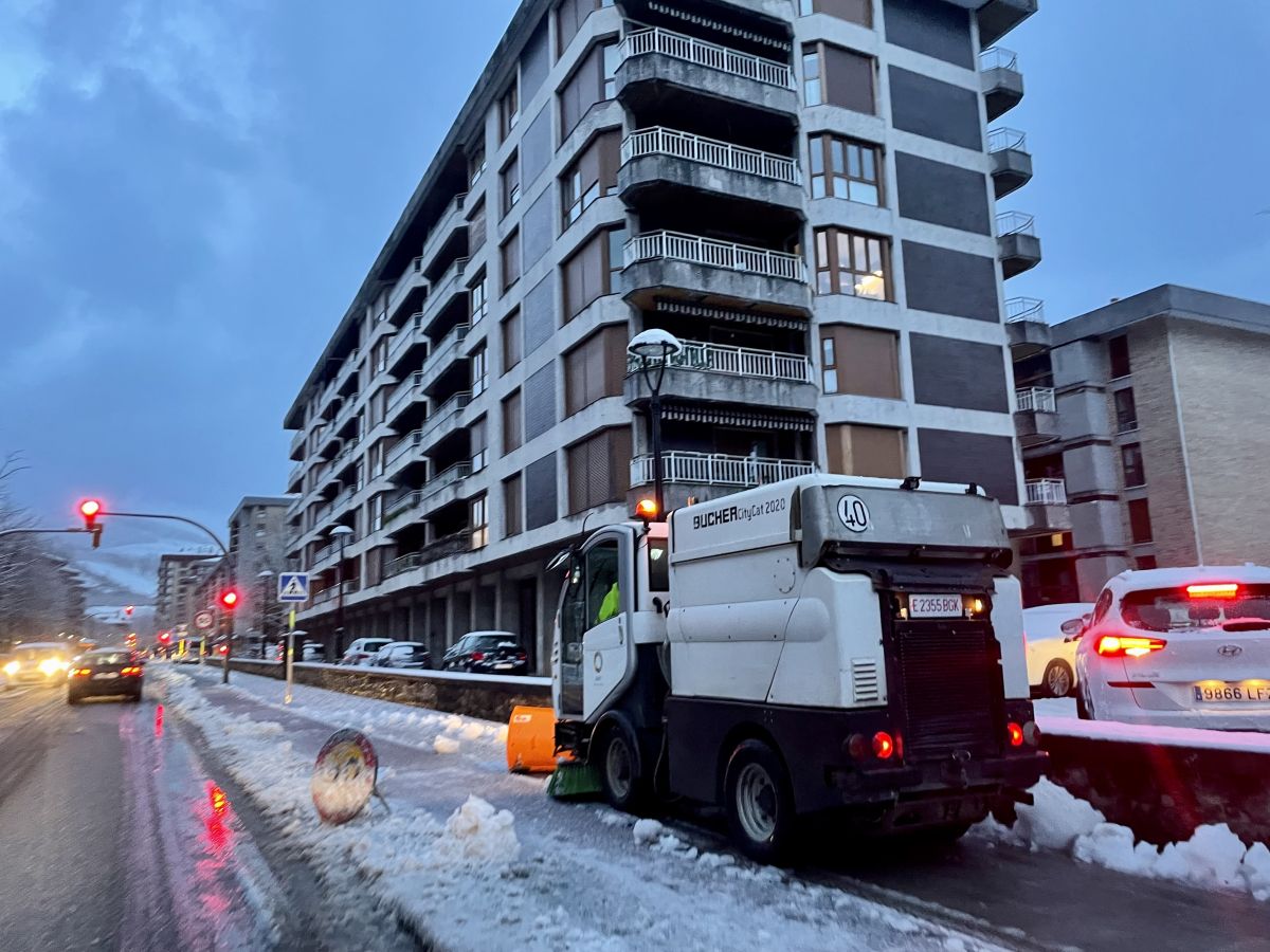 Fotos: Oñati amanece cubierta por un manto blanco