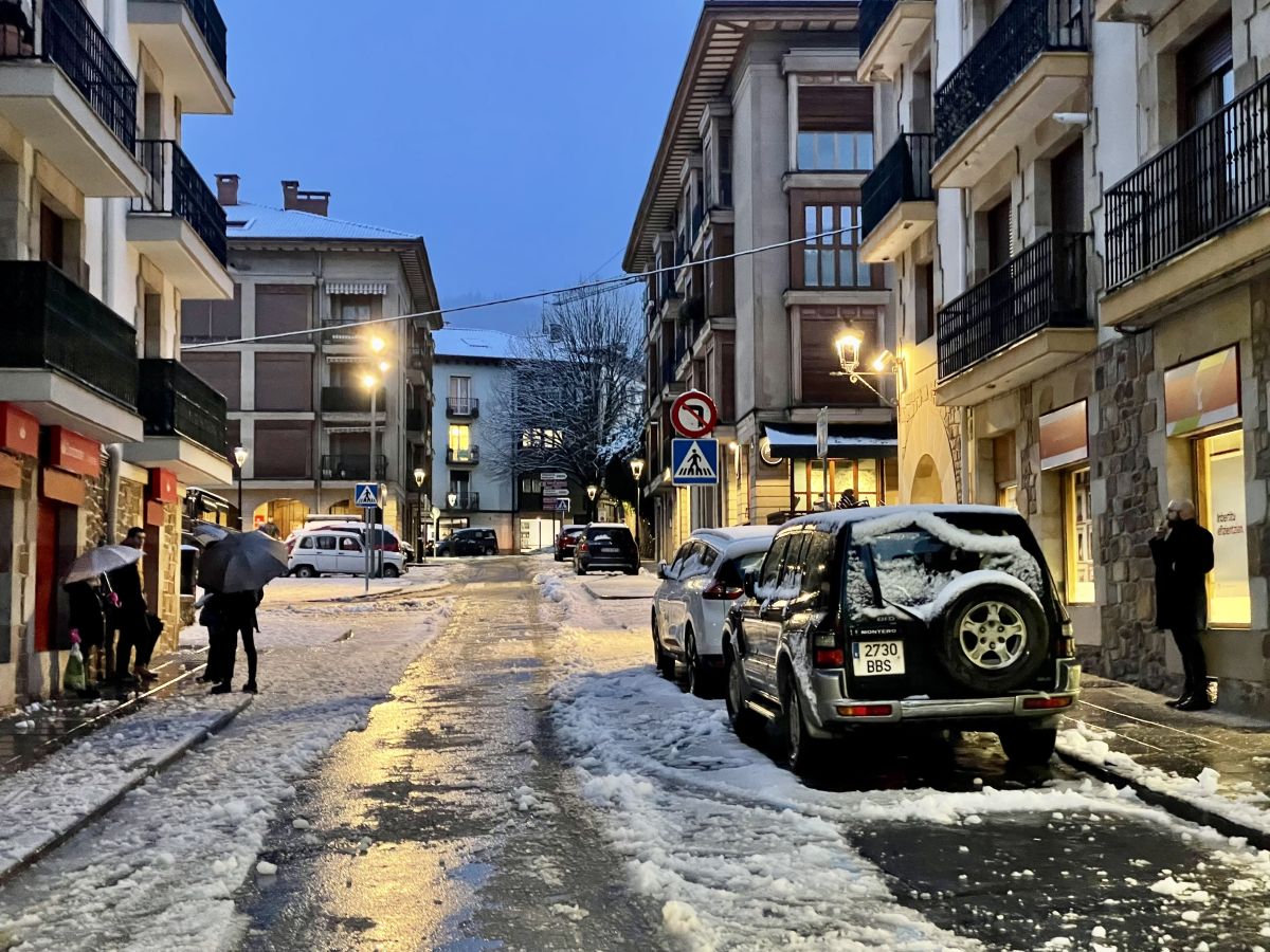 Fotos: Oñati amanece cubierta por un manto blanco
