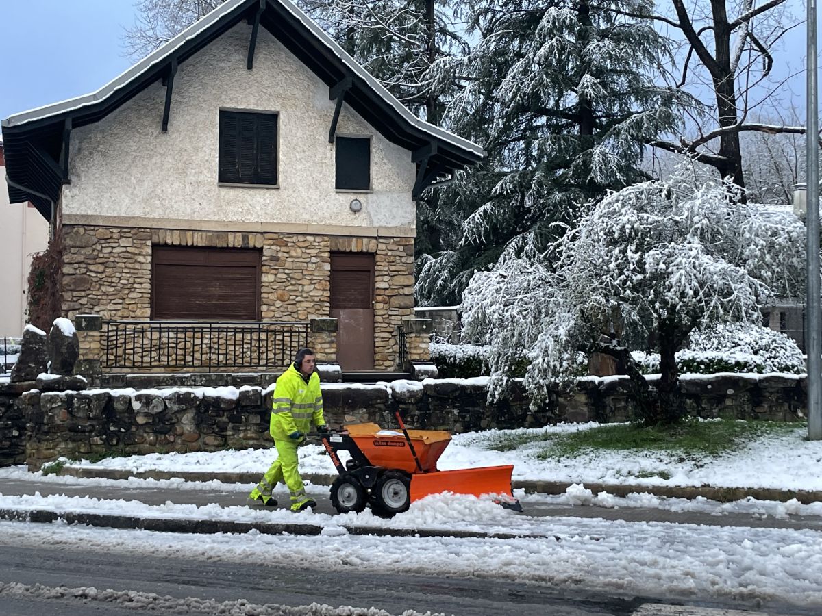 Fotos: Oñati amanece cubierta por un manto blanco