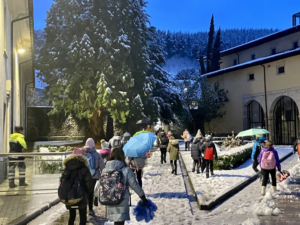 Fotos: Oñati amanece cubierta por un manto blanco