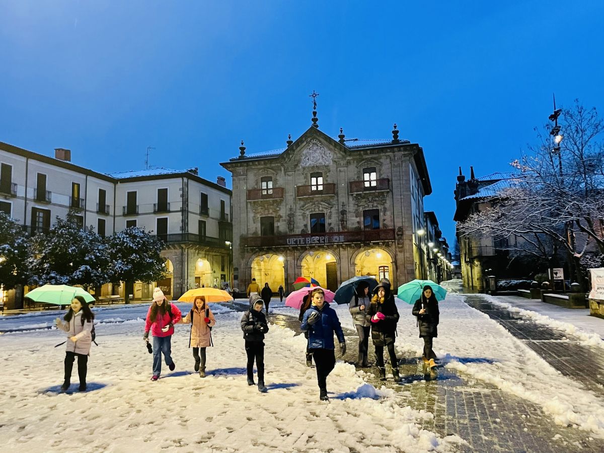 Los niños disfrutan con la nieve en Oñati. 