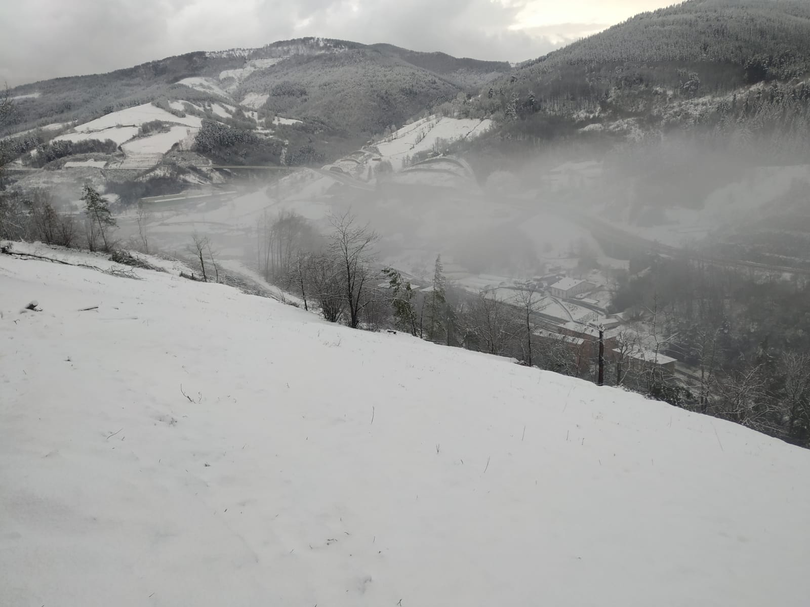 Antzuola recibe las primeras nieves del año.