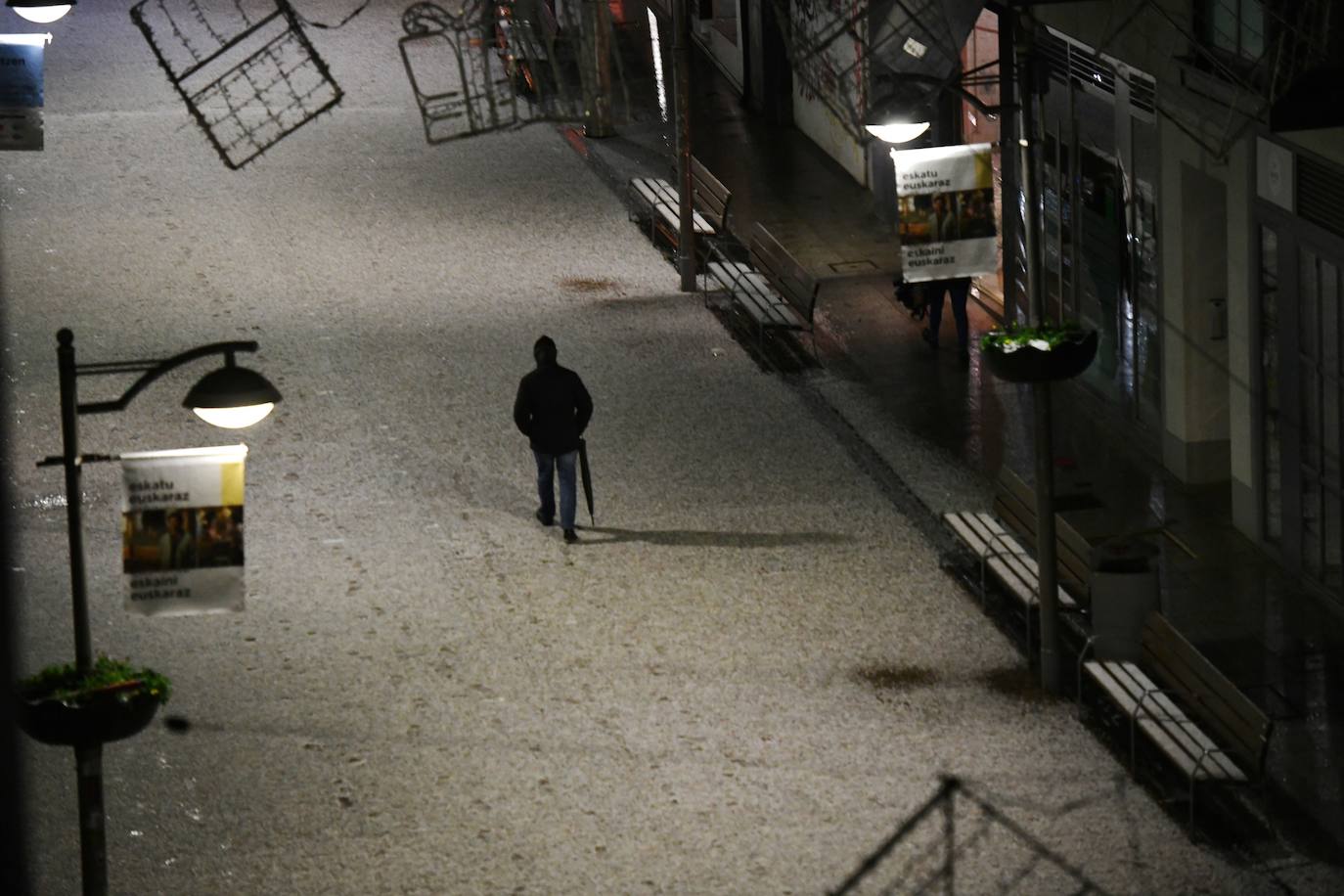Una fuerte granizada ha dejado el suelo blanco en Eibar a primera hora de la mañana. 