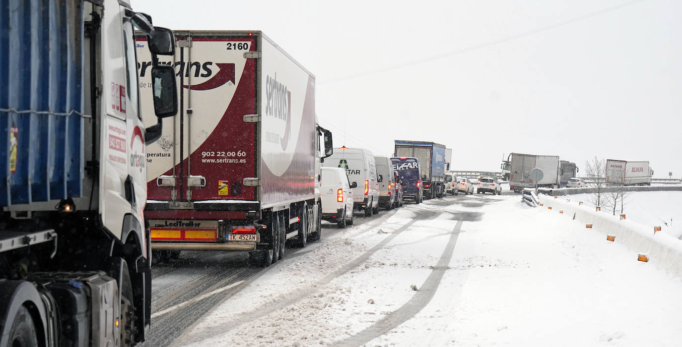 Retención en la A-15 a la altura de Berastegi.