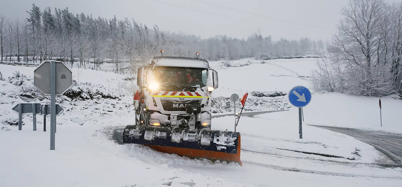 Un quitanieves en la zona de Berastegi.