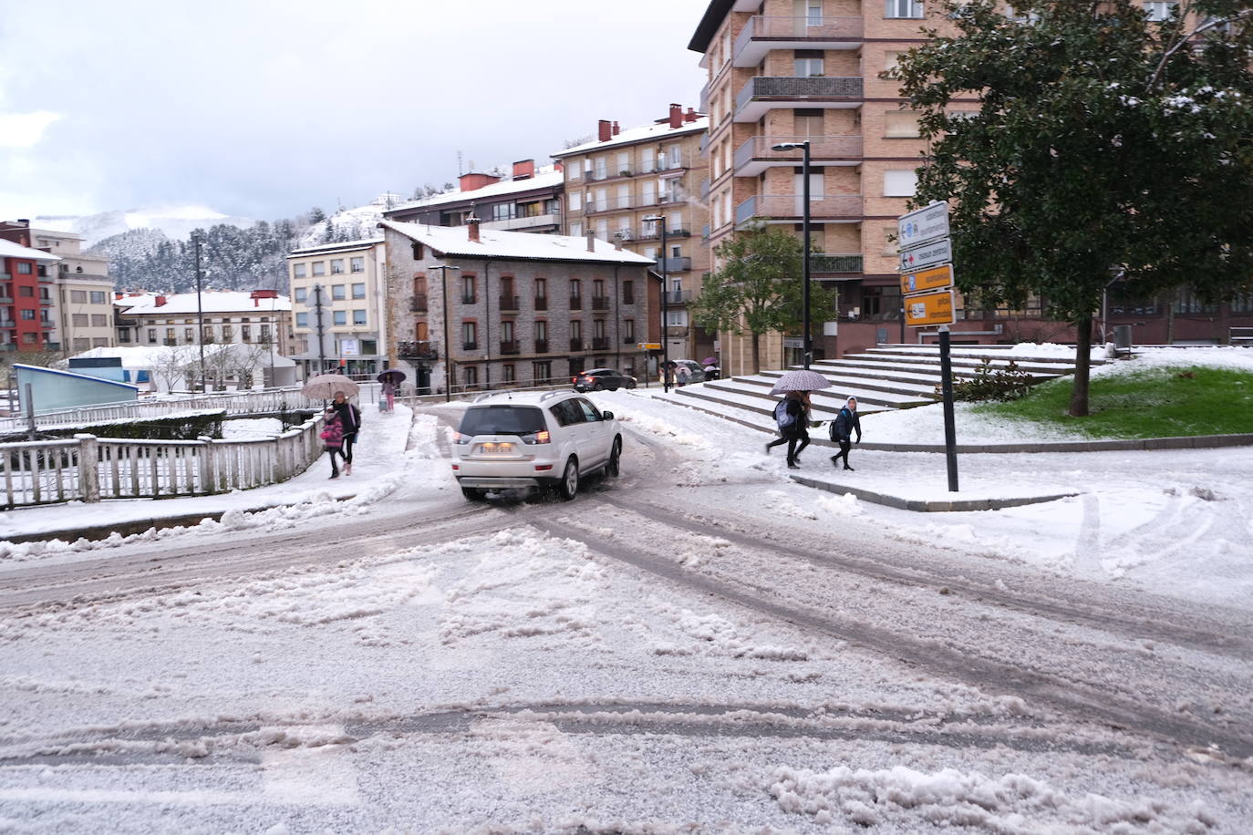 La nieve acumulada en Zumarraga dificultaba la circulación. 