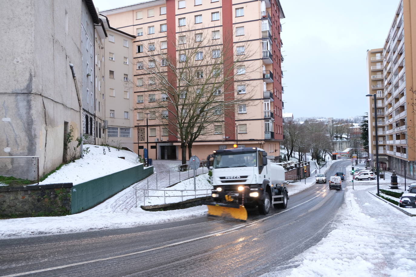 Un quitanieves trabaja en las calles de Eibar. 