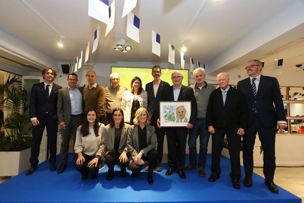 Javier García Cogorro y su mujer, Beatriz Luengo, flanquean a Goia junto a Taberna y Barrenechea, de DV, y antiguos ganadores del Tambor de Oro como Olaizola, Oribe, Cifuentes, Argomaniz, Ugarte, Belzunegi, Altuna y Garmendia. 