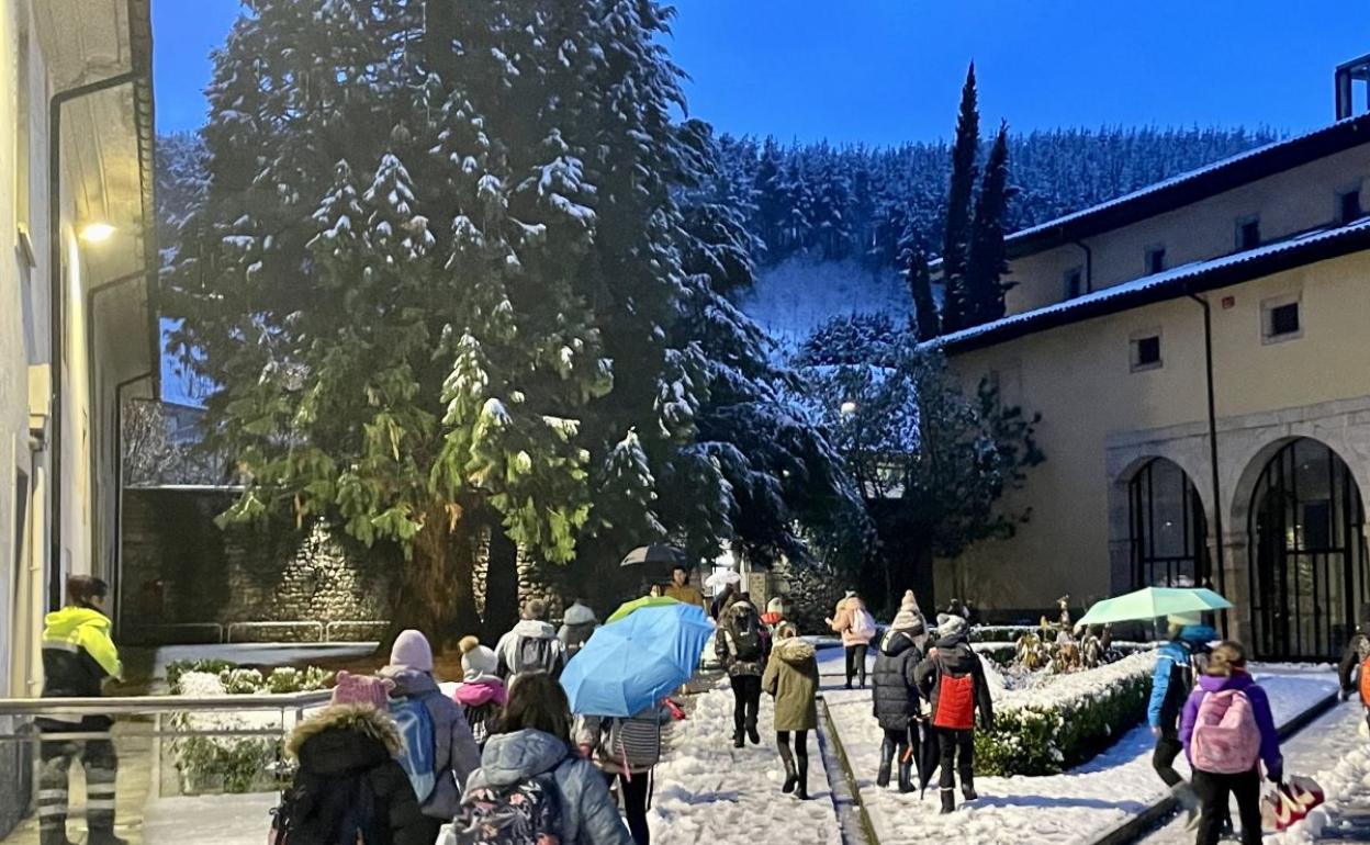 Un grupo de niños juegan por Oñati sobre la nieve, que cubrió las calles y plazas del municipio. 
