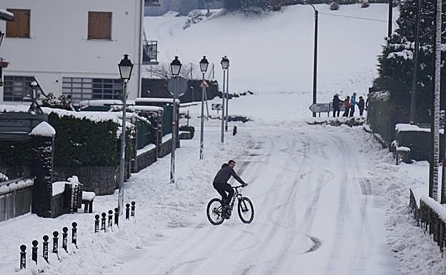 Galería. Bidania se tiñe de blanco.