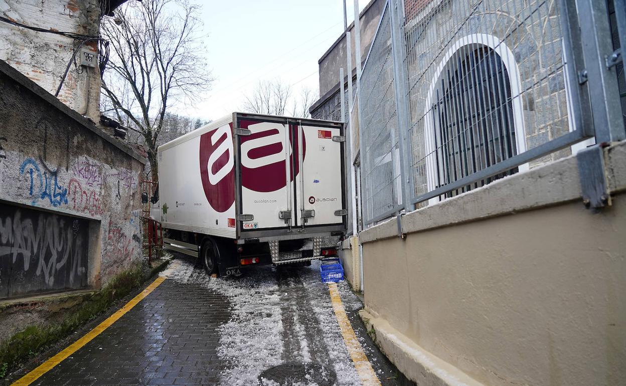 El camión de reparto que quedó atascado en la calle Aldatze de Eibar.
