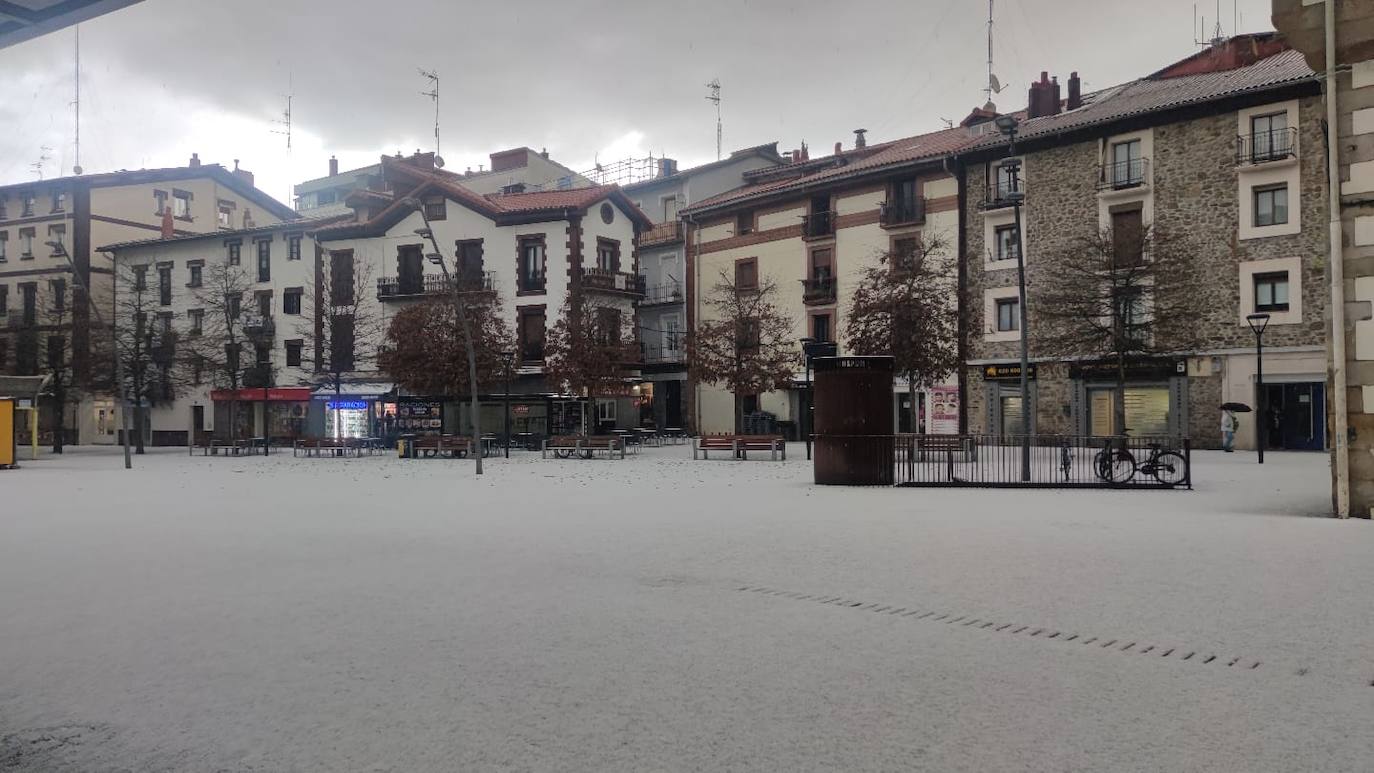 Espectacular granizada en la plaza de Lasarte