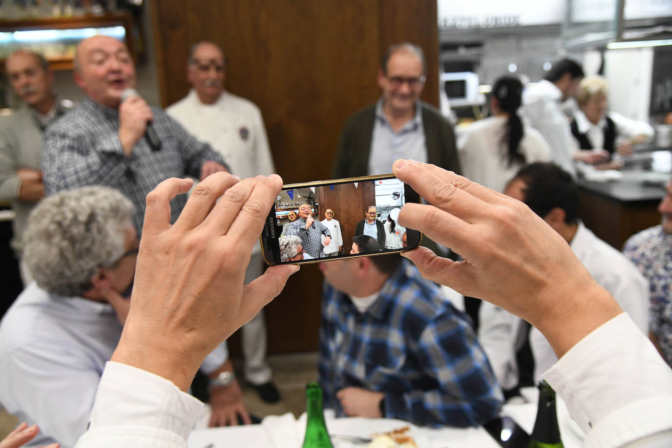 HIlario Arbelaitz alza el Barril de Oro que le ha otorgado la sociedad Gaztelubide por su trayectoria en los fogones