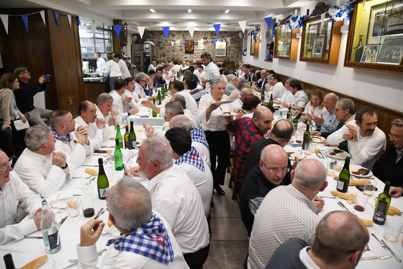 HIlario Arbelaitz alza el Barril de Oro que le ha otorgado la sociedad Gaztelubide por su trayectoria en los fogones