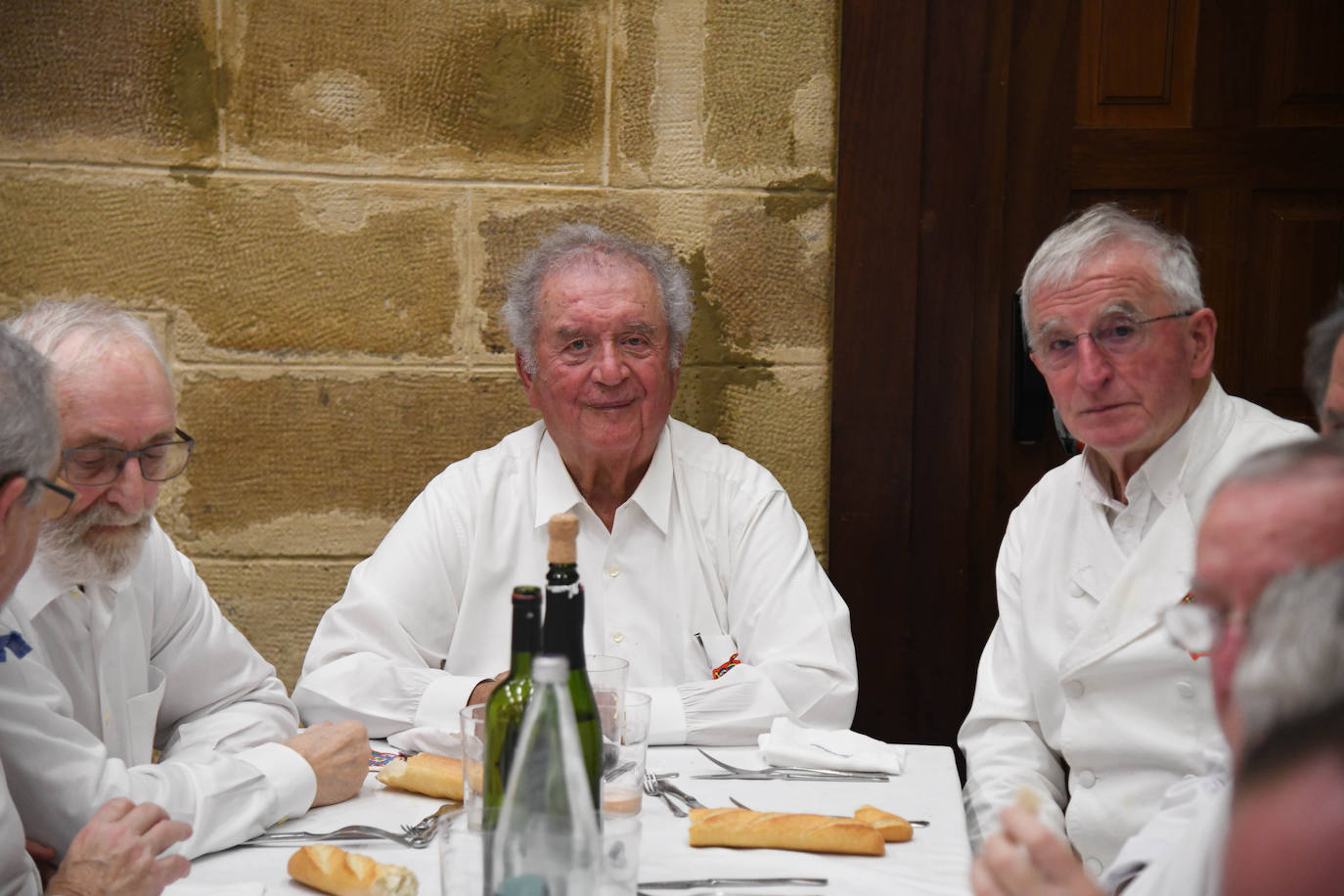 HIlario Arbelaitz alza el Barril de Oro que le ha otorgado la sociedad Gaztelubide por su trayectoria en los fogones