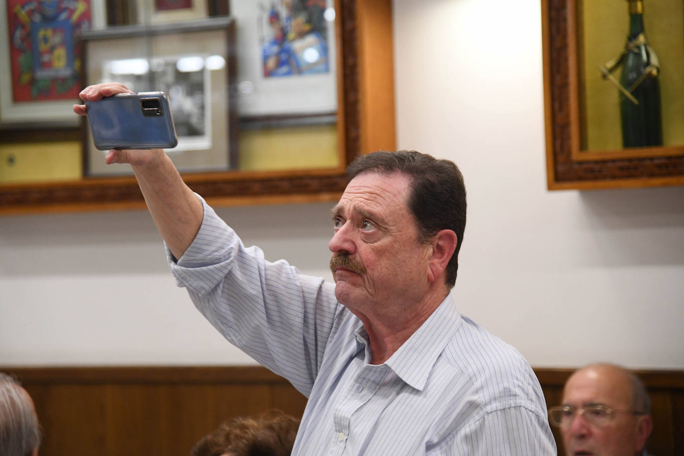 HIlario Arbelaitz alza el Barril de Oro que le ha otorgado la sociedad Gaztelubide por su trayectoria en los fogones