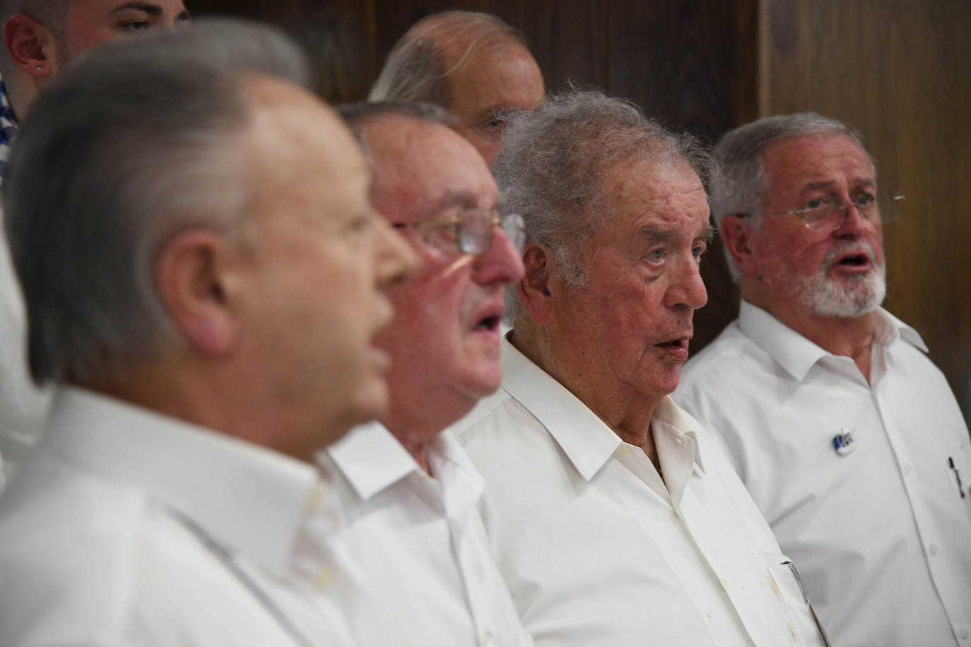 HIlario Arbelaitz alza el Barril de Oro que le ha otorgado la sociedad Gaztelubide por su trayectoria en los fogones