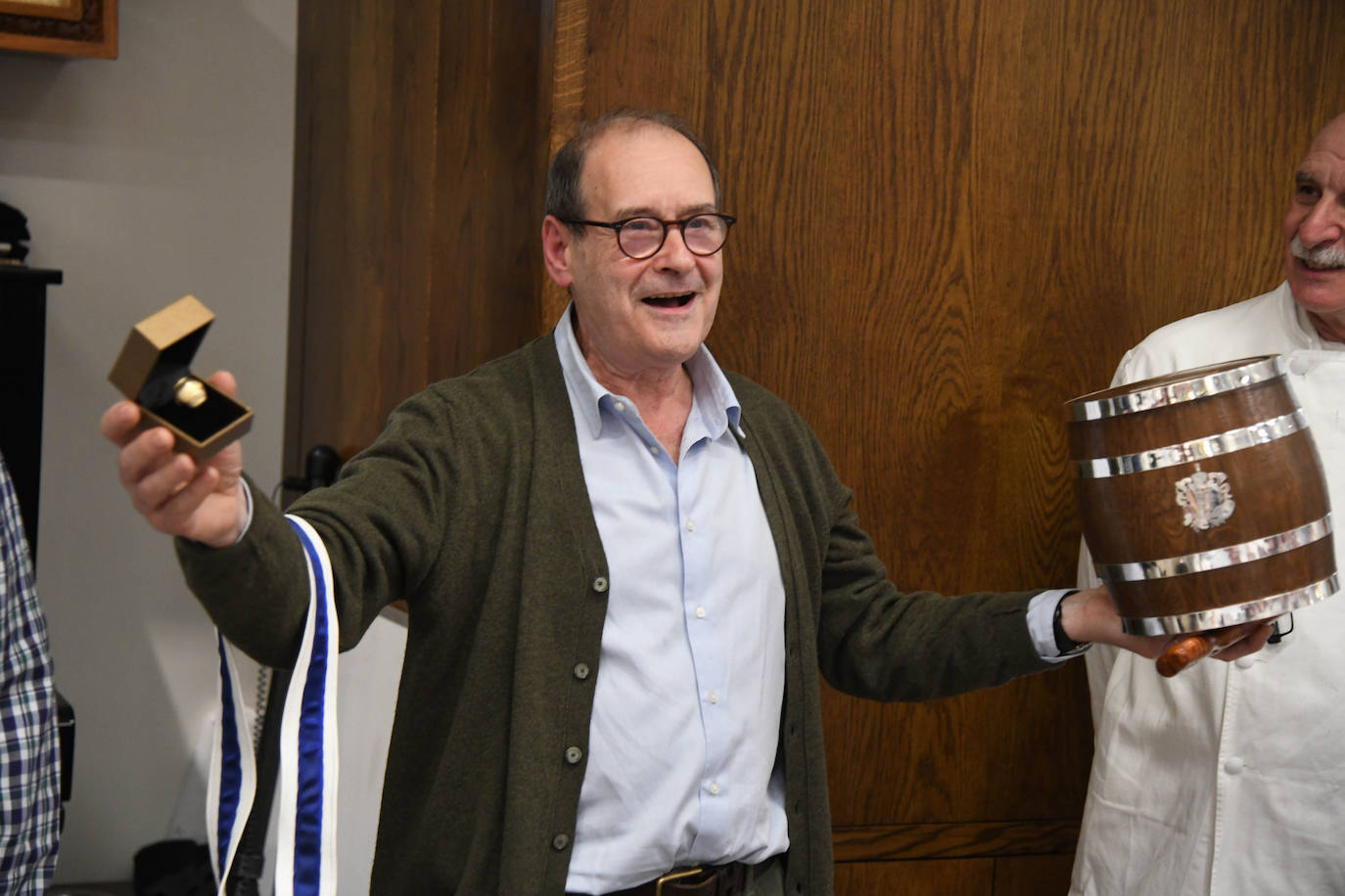 HIlario Arbelaitz alza el Barril de Oro que le ha otorgado la sociedad Gaztelubide por su trayectoria en los fogones