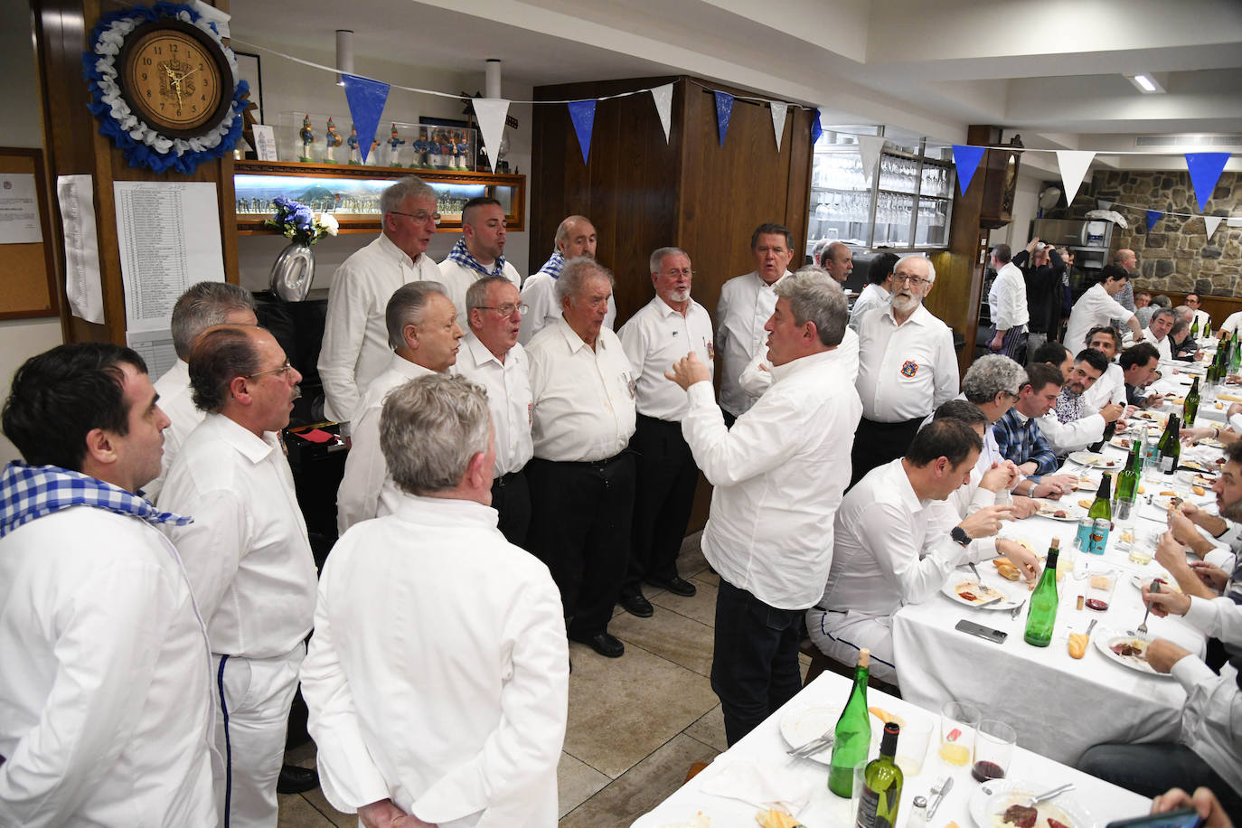 HIlario Arbelaitz alza el Barril de Oro que le ha otorgado la sociedad Gaztelubide por su trayectoria en los fogones