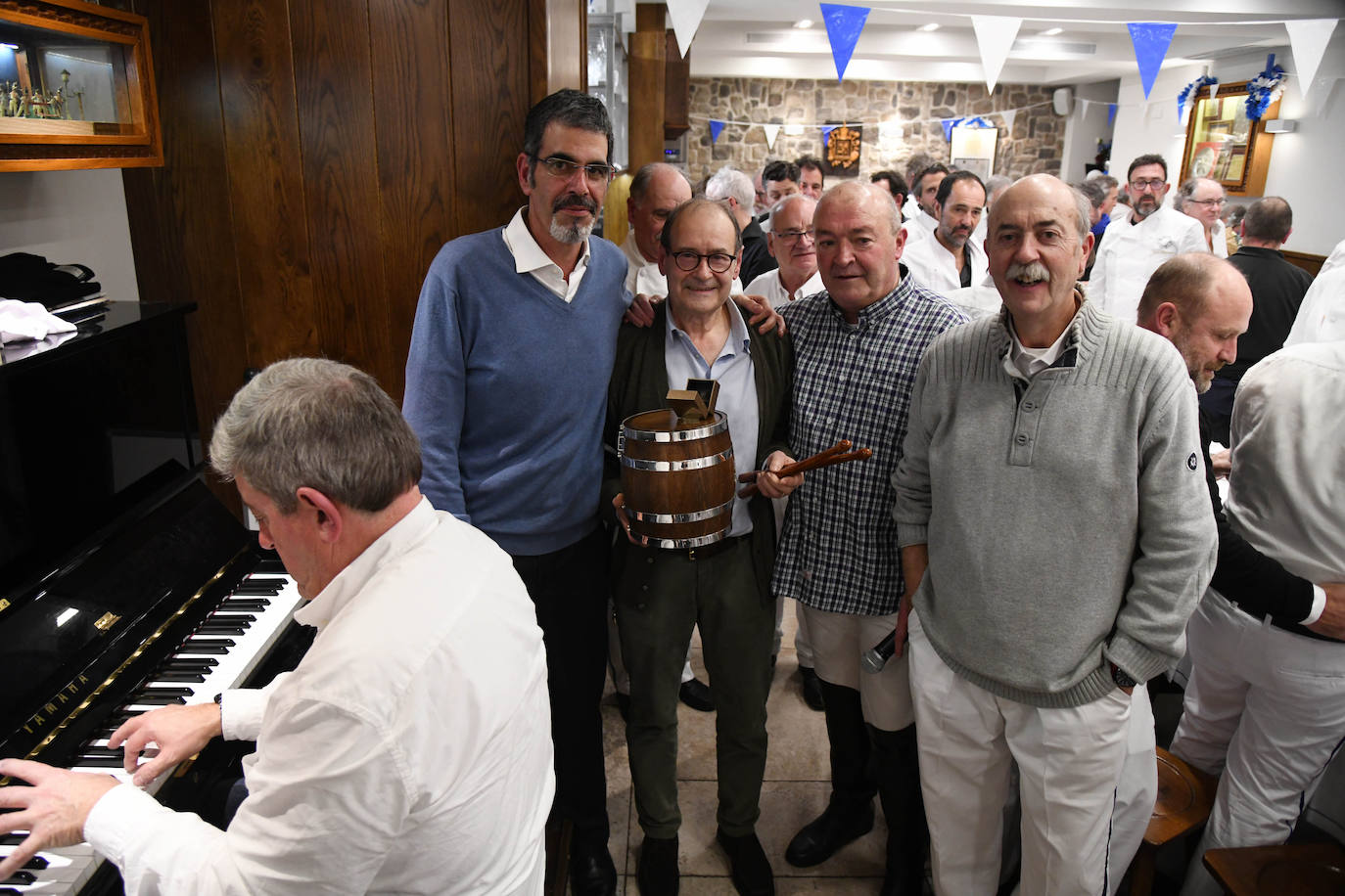 HIlario Arbelaitz alza el Barril de Oro que le ha otorgado la sociedad Gaztelubide por su trayectoria en los fogones