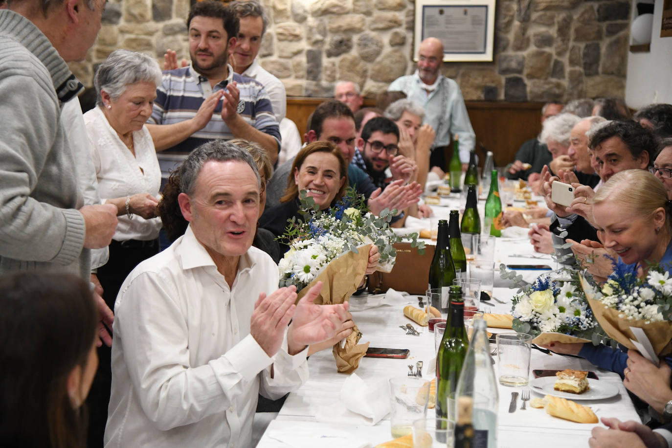 HIlario Arbelaitz alza el Barril de Oro que le ha otorgado la sociedad Gaztelubide por su trayectoria en los fogones