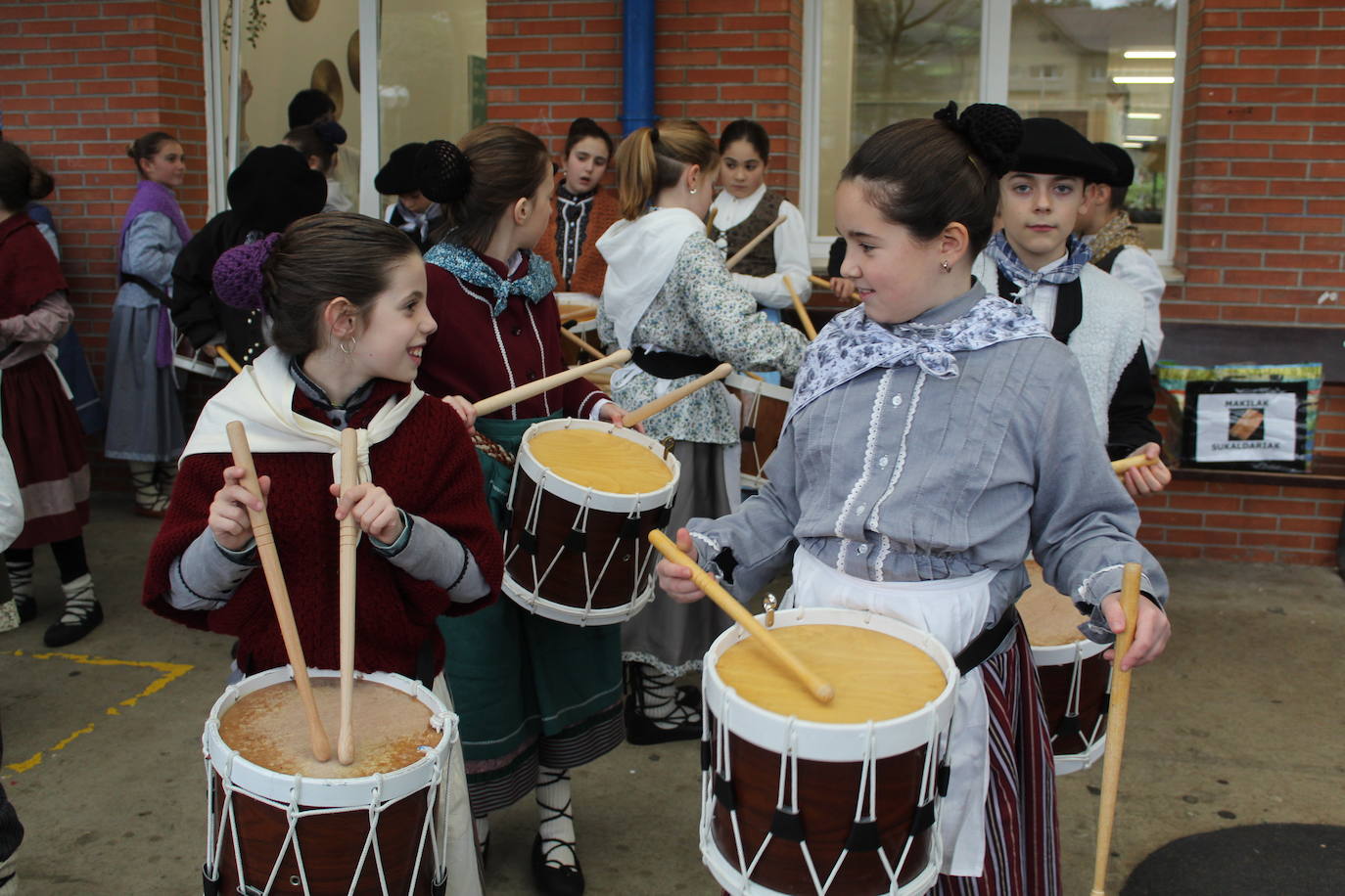 Galería. Los coles de Azpeitia, preparados para la Tamborrada Infantil.