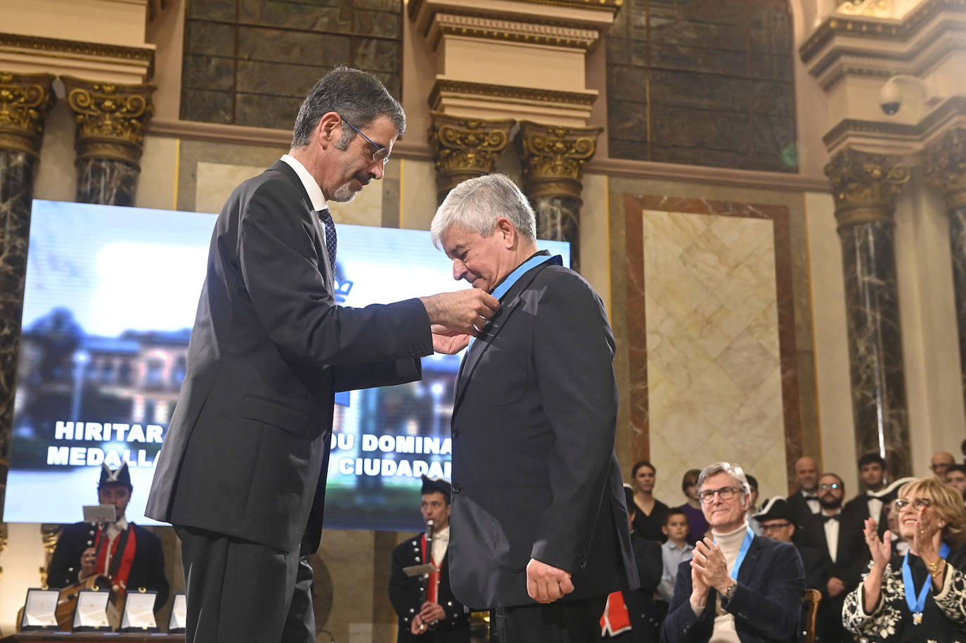 Juan Jesus Neira, del coro Easo, recibe la medalla de manos de Eneko Goia.