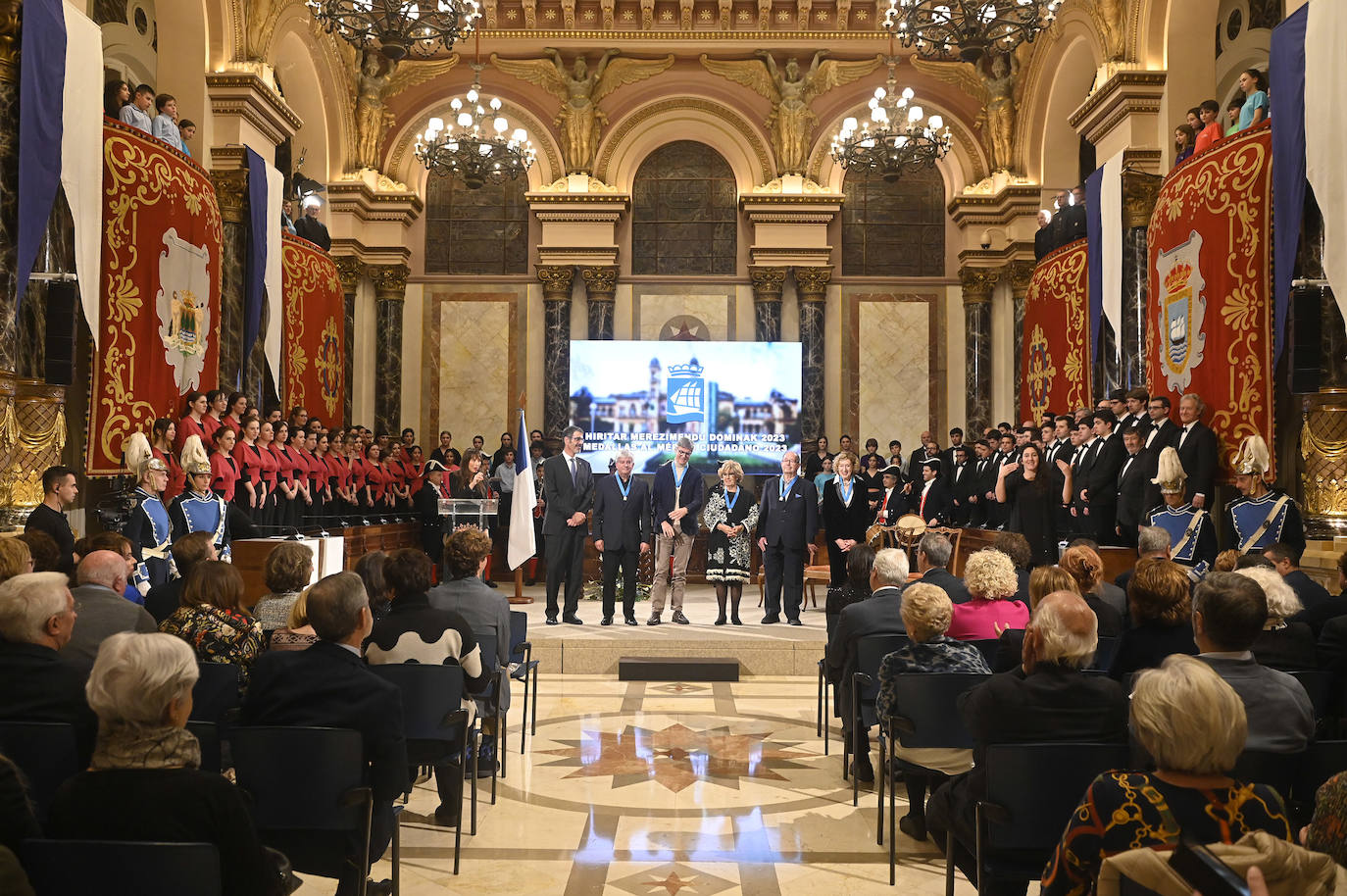 Fotos: Donostia homenajea a los artífices de una ciudad mejor