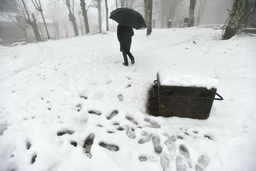 Fotos: El alto de Arrate, cubierto de nieve