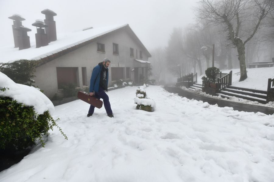 Fotos: El alto de Arrate, cubierto de nieve