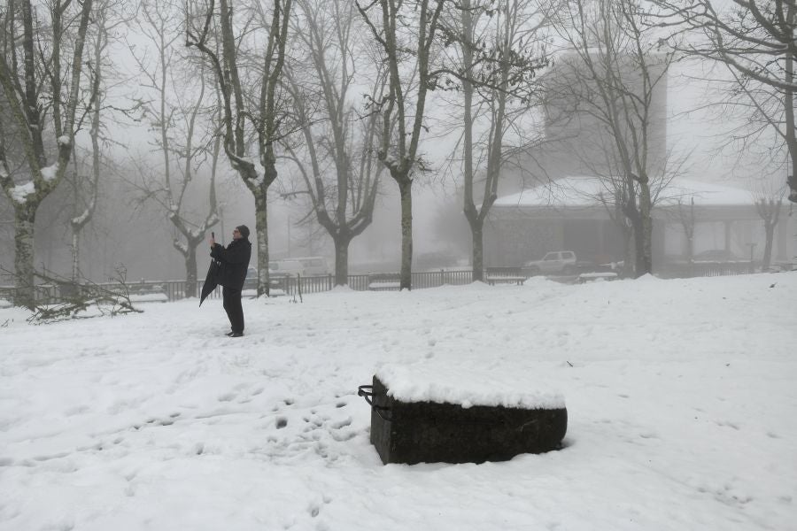 Fotos: El alto de Arrate, cubierto de nieve