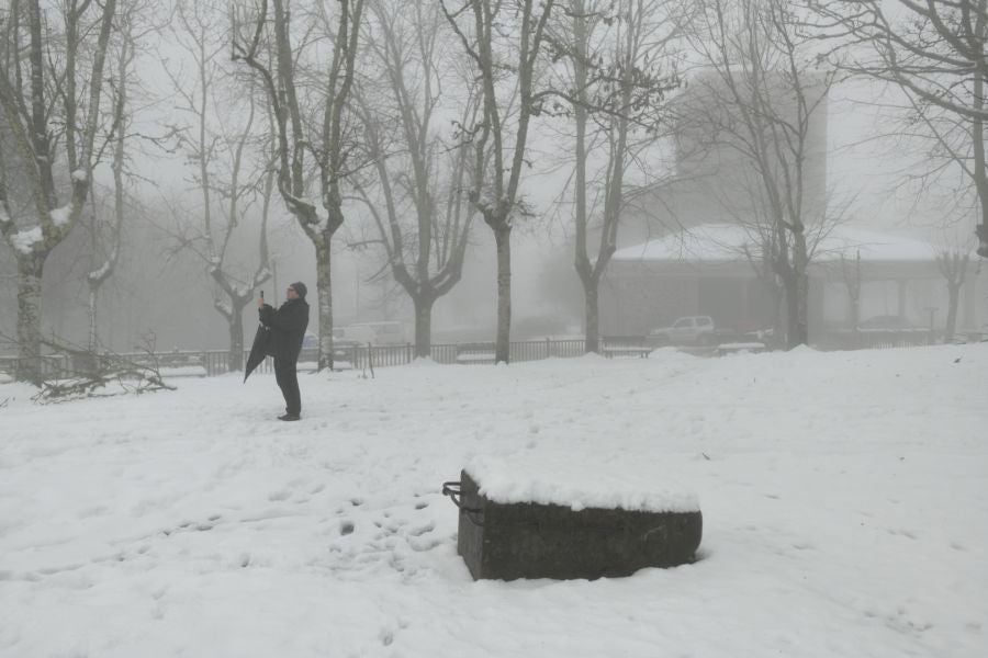 Fotos: El alto de Arrate, cubierto de nieve