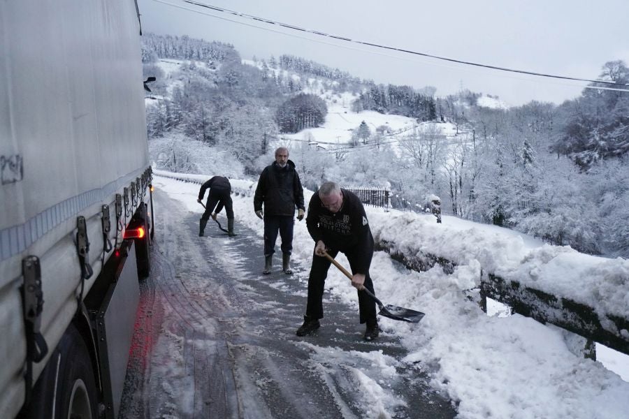 Fotos: El temporal de nieve remite poco a poco