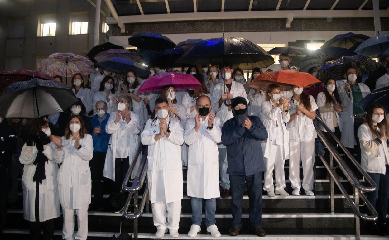 Última concentración de médicos y sanitarios el pasado lunes ante el Hospital Donostia. 