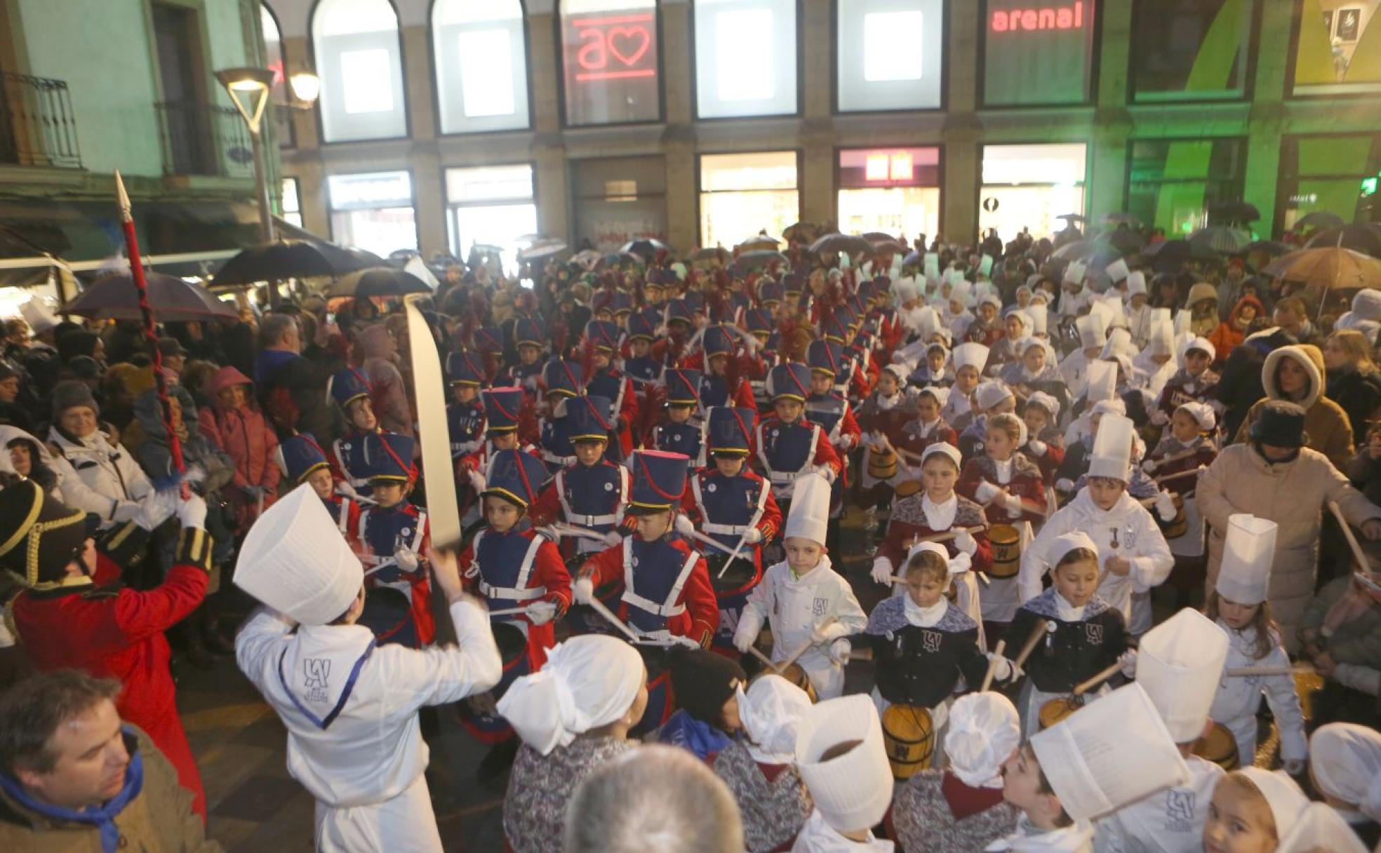 Artesana se ha estrenado este jueves a lo grande con 120 componentes que recorrieron las calles de la Parte Vieja y plazas como la de Sarriegi en la que han interpretado varias piezas del repertorio del Día de San Sebastián. 