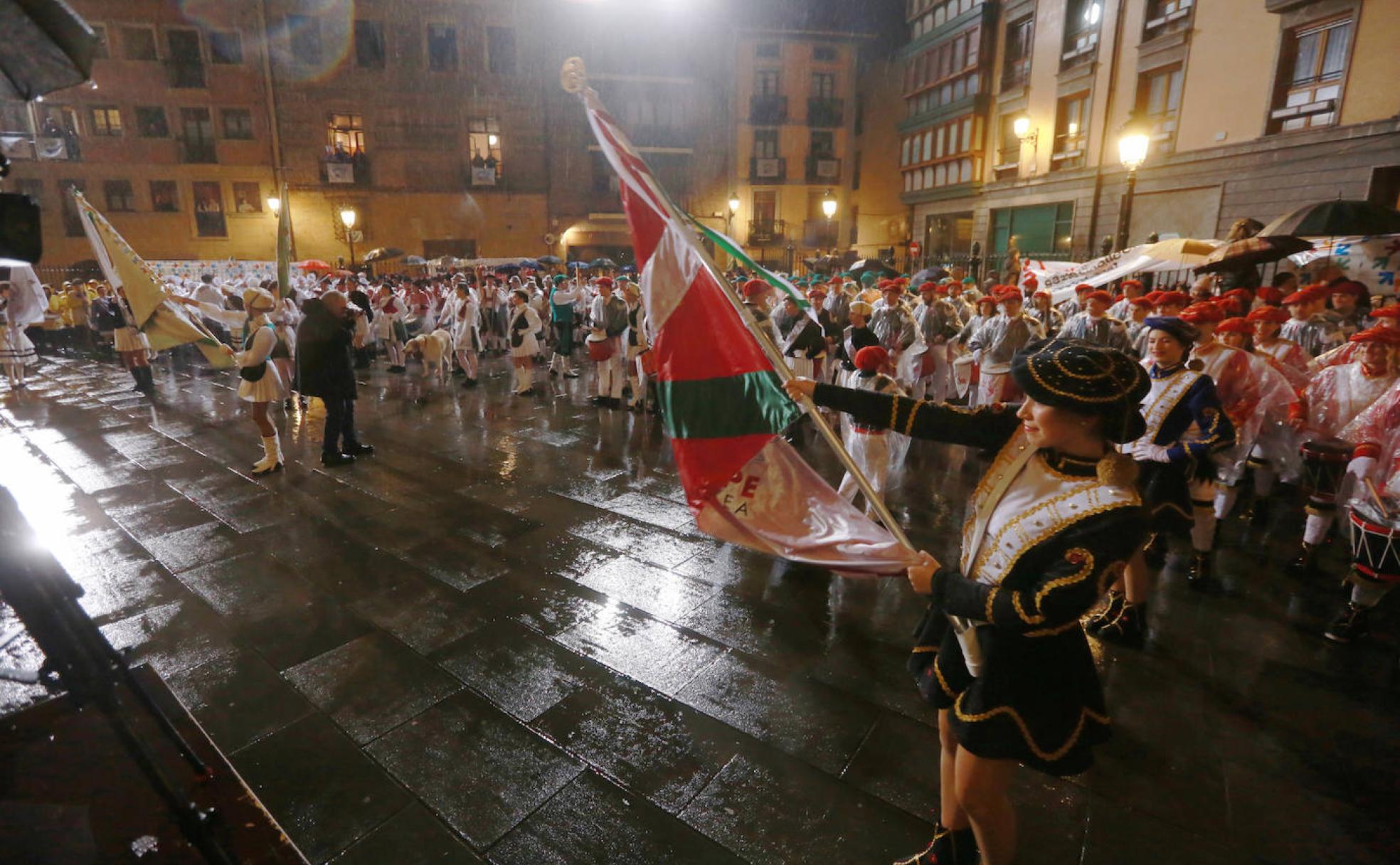 La lluvia y el frío no impidieron a los azpeitiarras disfrutar de su Tamborrada. 