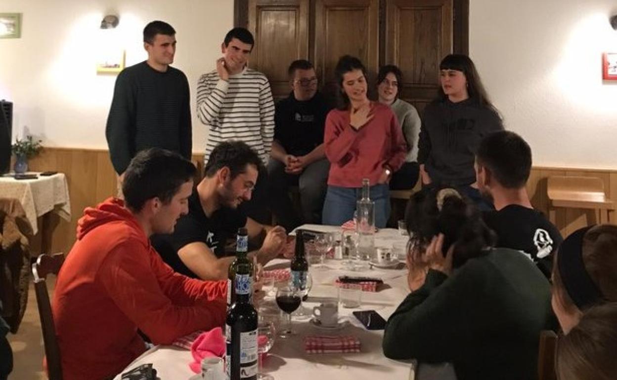 Bertsolari gazteentzako lehiaketa: Bertsuxurlako finalerako azken txartelak jokoan bihar