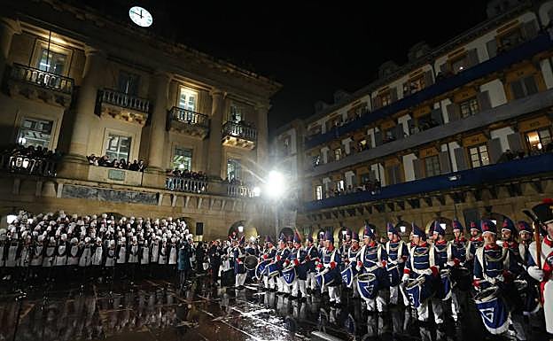 Galería. Las mejores imágenes de la Izada de San Sebastián.