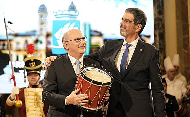 Galería. Javier García Cogorro recibe la felicitación del alcalde donostiarra, Eneko Goia.