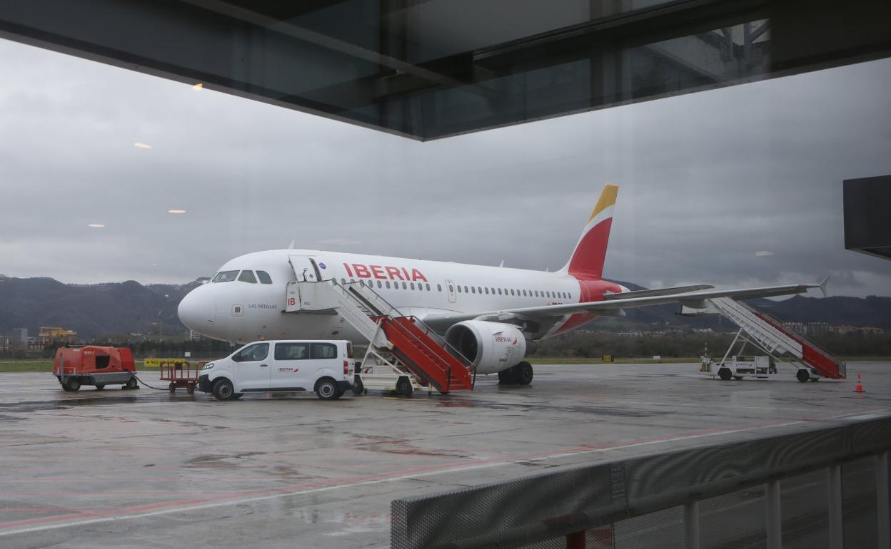 El Airbus A319 de Iberia permaneció ayer en Hondarribia para su inspección. 