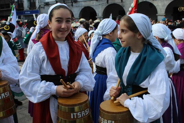 Fotos: Alegre tamborrada en Azpeitia
