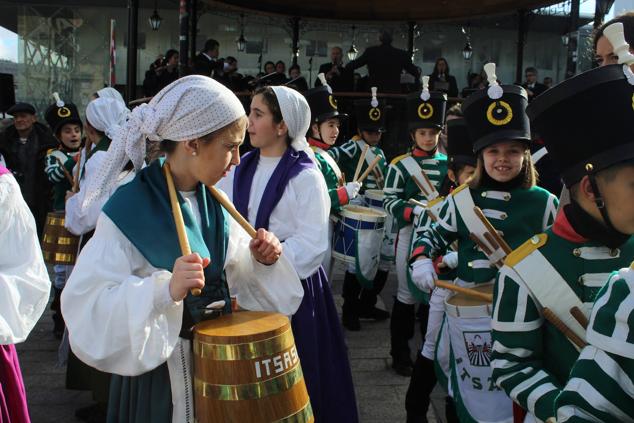 Fotos: Alegre tamborrada en Azpeitia