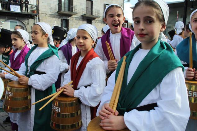 Fotos: Alegre tamborrada en Azpeitia