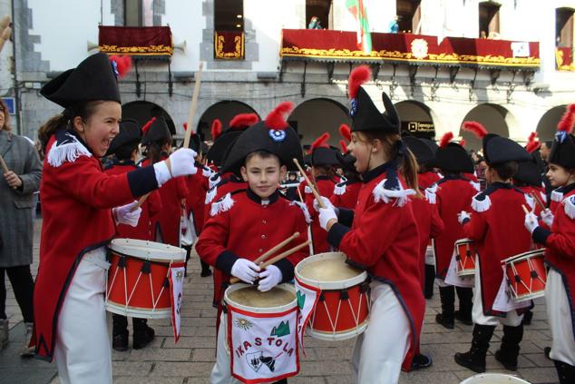 Fotos: Alegre tamborrada en Azpeitia
