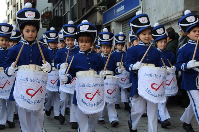 Fotos: Alegre tamborrada en Azpeitia