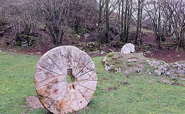 Galería. Piedras de los molinos de Mugiro colocadas en el parque Ixkier.