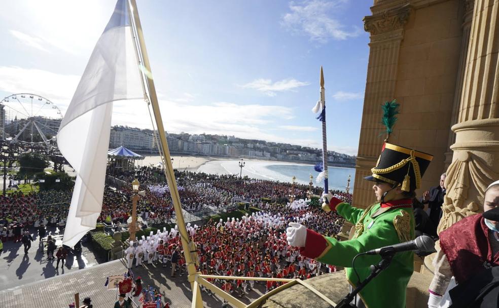Los más pequeños disfritan del Día de San Sebastián. 